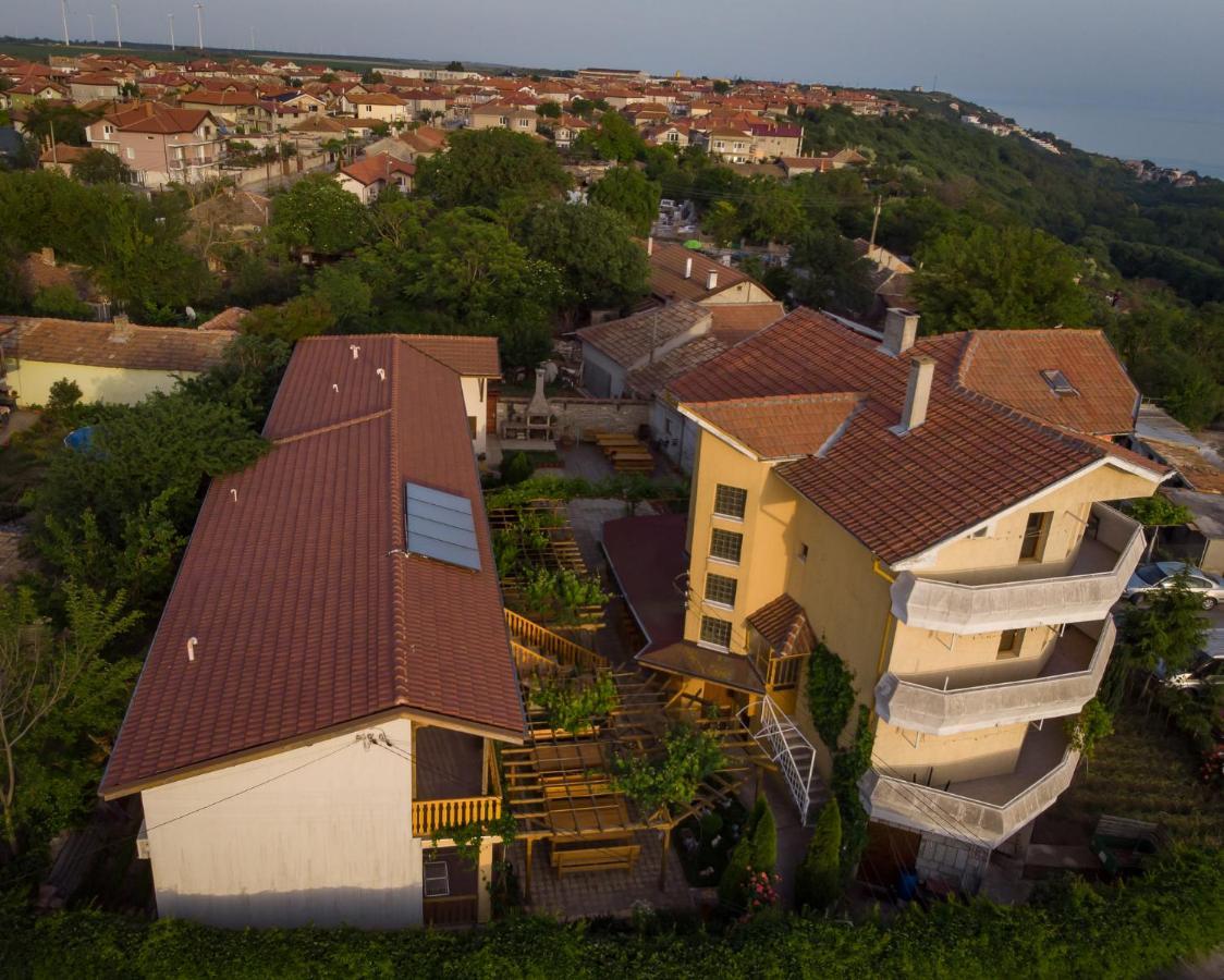 Guest House Nash Dom Kavarna ภายนอก รูปภาพ