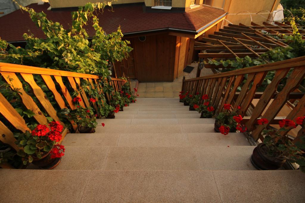 Guest House Nash Dom Kavarna ภายนอก รูปภาพ